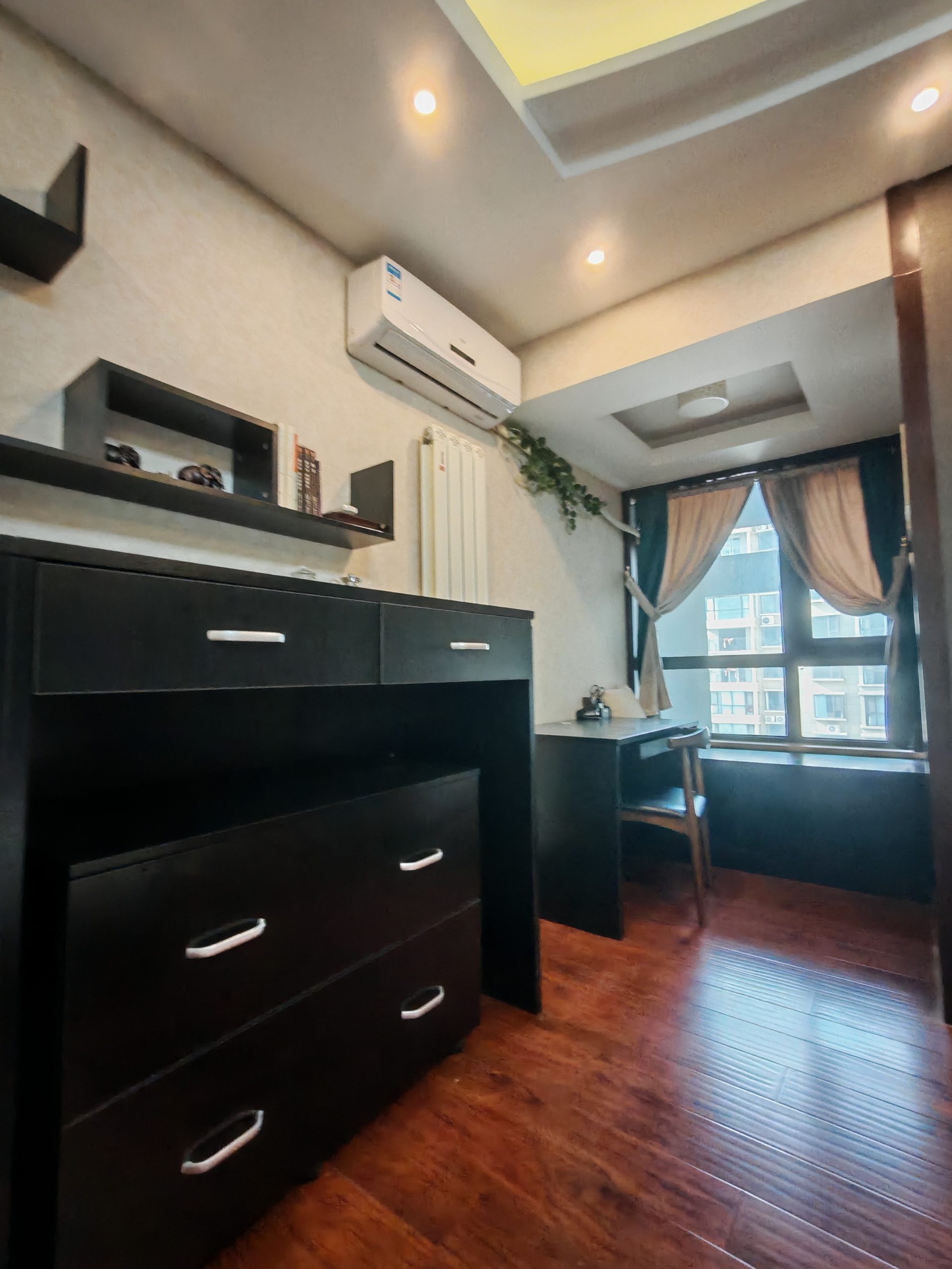 位于平顶山市湛河区新华路南段东侧新华国际24层2410号房产一处